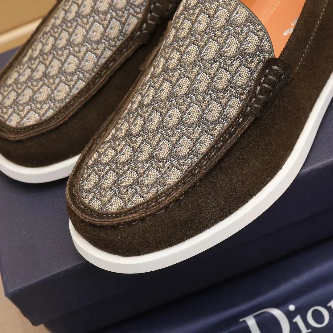 Men's Men's Shoes 💰400 [New Style] 🏍️🏍️Dior - This Dior Granville loafer is a casual dress shoe. Crafted from luxuriously soft beige suede, it features a beige Oblique print panel on the upper. The lightweight cream-white rubber sole is more sophisticated. The Dior Oblique pattern is engraved on the outsole to enhance the style, and the Dior logo is engraved on the back side. Adds elegance to any casual look.